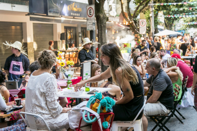Quando a Rua Dias Ferreira fecha, a farra gastronômica é ainda maior (Créditos: Reprodução Instagram)