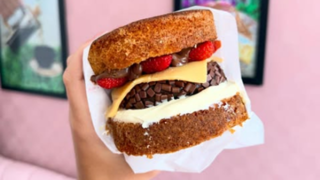 O hambúrguer mais gostoso que você verá hoje é de bolo, recheado com brigadeiro e feito pelo TudoGostoso