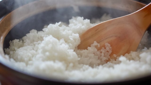 Você deixa arroz cozido fora da geladeira? Qual a maneira correta de armazená-lo em até 24 horas