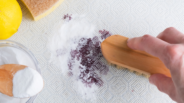Adeus lavanderia: esfregue esse ingrediente simples no carpete e ele ficará como novo, livre de ácaros e macio