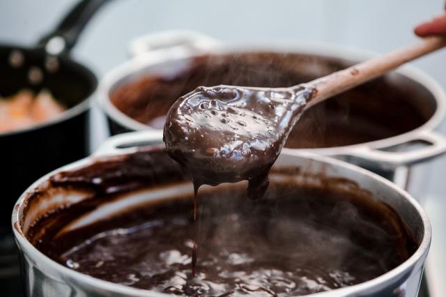 O brigadeiro cristalizou e agora? A salvação veio aí com essa dica para recuperar a textura cremosa perfeita do docinho