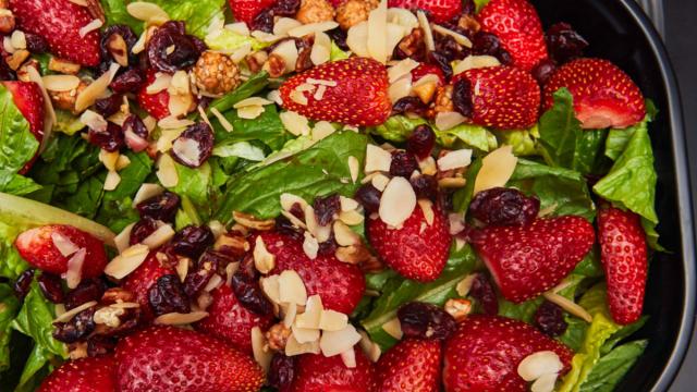 Essa salada tropical de Natal é a prova de que existe salada agridoce perfeita. (Créditos: TudoGostoso)