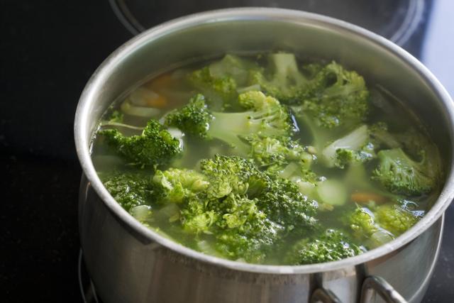 O certo é cortar o brócolis antes ou depois de cozinhar? Descubra o melhor preparo para garantir os benefícios do vegetal