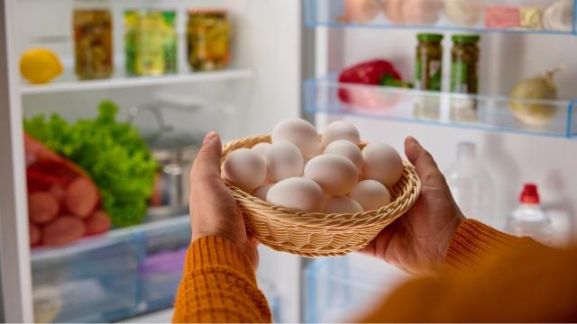 Qual é o tempo máximo que os ovos podem ficar na geladeira? Veja como conservá-los da forma correta