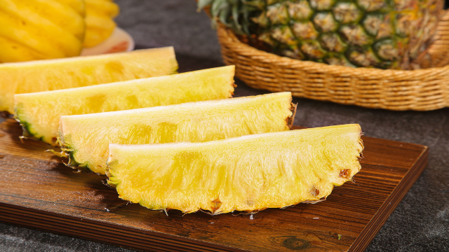 Nunca mais comprei abacaxi azedo depois que aprendi o truque para saber quando está docinho