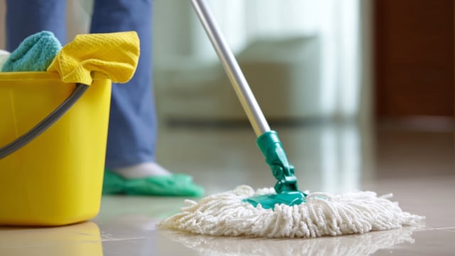 Adeus, pano de chão! Mop giratório faz a limpeza pesada e está com 24% de desconto