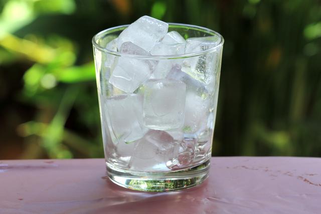 Gelo não é só pra drink! Esse truque com gelo pode acabar com as espinhas!