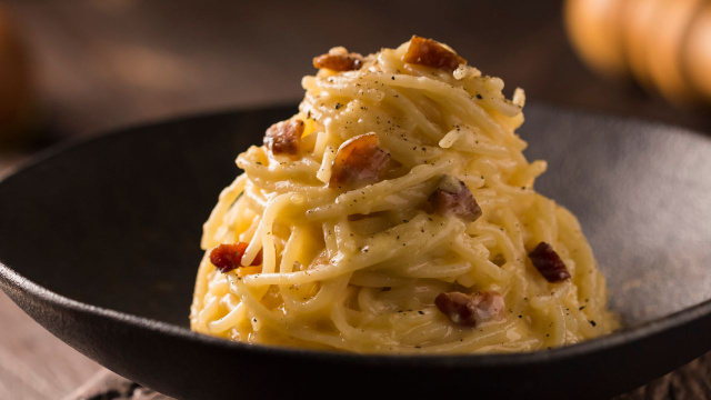 Sempre que eu fazia parecia um macarrão com ovo, mas (finalmente!) aprendi a fazer o carbonara perfeito, igual de restaurante!