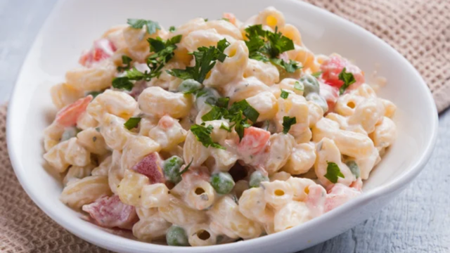 Em dias quentes, o cuidado precisa ser redobrado com saladas que levam maionese, ovos e outros ingredientes perecíveis. (créditos: Shutterstock)