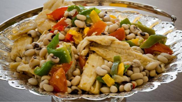 A salada de feijão fradinho com bacalhau vai encantar a sua família. (Créditos: TudoGostoso)