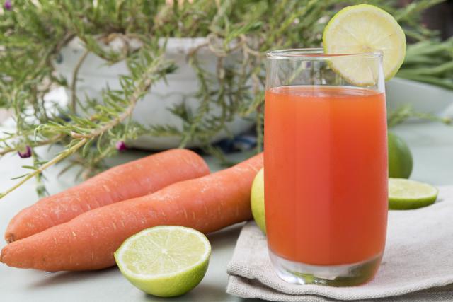 O benefício laxante do suco de cenoura com limão: veja como preparar e consumir a bebida detox que limpa o intestino