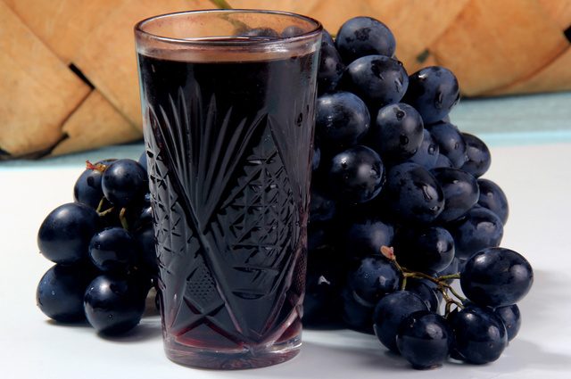 Suco de uva não é bom pra todo mundo: descubra se tem mais benefícios ou malefícios para você