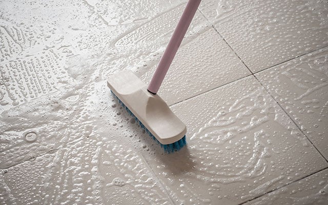 É o fim do debate: precisa mesmo jogar água no chão para remover toda a sujeira do piso?