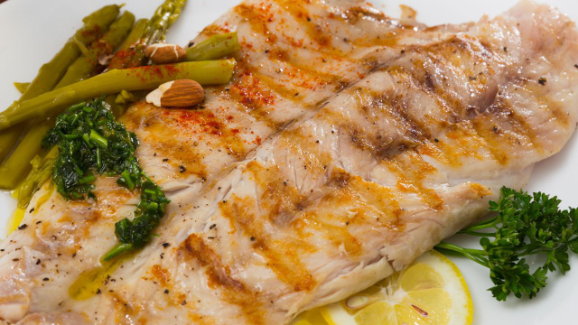 Esse é o melhor truque para deixar o peixe congelado com gosto de fresco, só precisa de um ingrediente