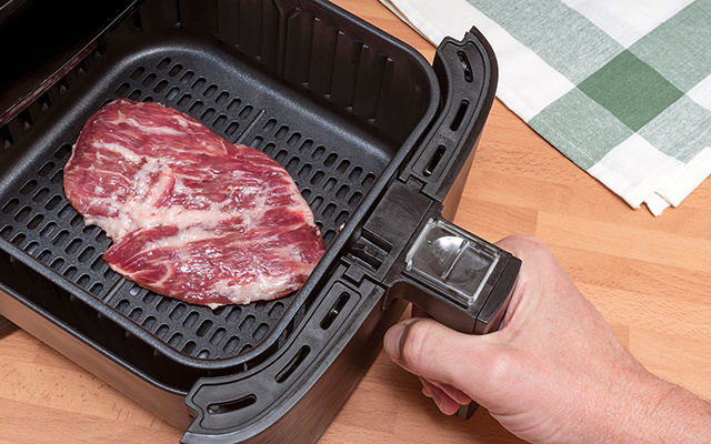 Adeus calor no fogão: o contrafilé na airfryer que fica bem suculento seguindo um passo simples