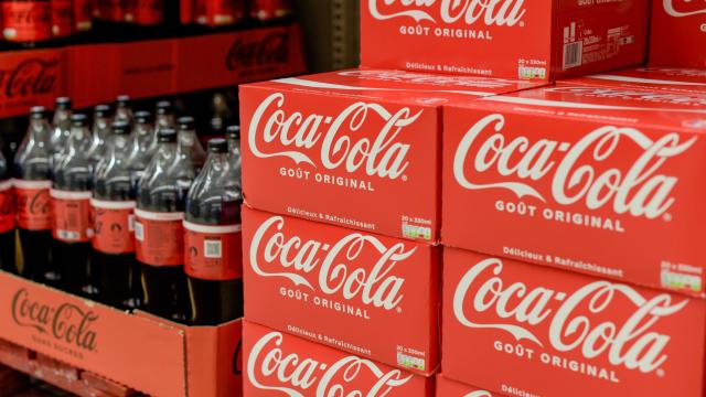 "Se tiver etanol alimentício, vai virar uma cuba libre": governo suspende produção de Coca-Cola em 2° maior fabricante por suspeita de contaminação