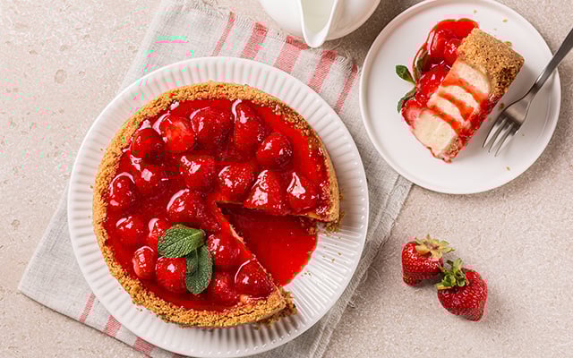 Aprendi como fazer essa torta de morango de padaria em casa e surpreendi todo mundo: é linda, gostosa e simples!