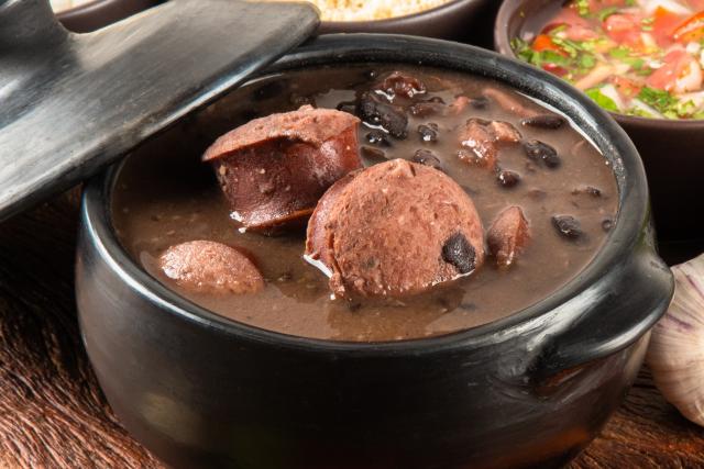 Feijão com calabresa (Créditos: Shutterstock)