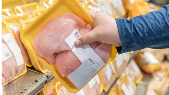 O frango no supermercado parece igual, mas há algo que quase ninguém percebe antes de comprá-lo