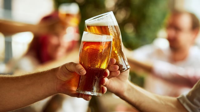 Os garçons concordam: a espuma branca na cerveja não é decoração, mas uma barreira natural que ajuda a preservar a carbonatação