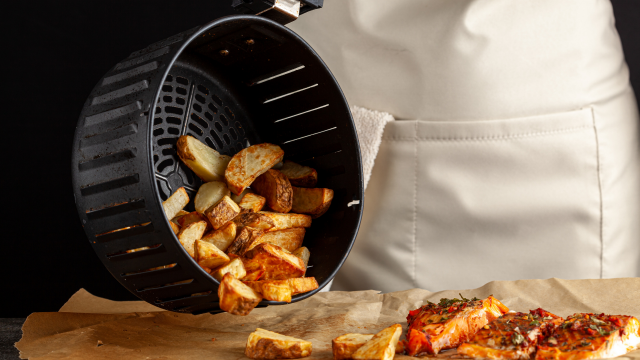 Como limpar a air fryer? Veja 3 acessórios que vão te ajudar a limpar a fritadeira