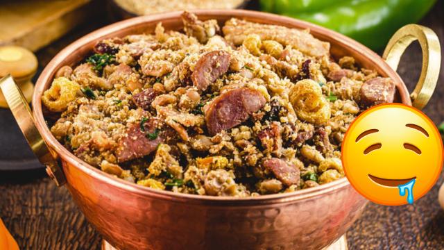 Feijão tropeiro fácil de fazer e muito saboroso é aquela receita que cai bem em qualquer dia da semana