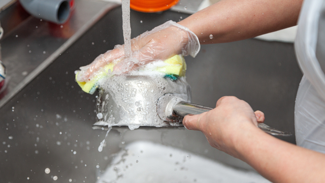Minha avó me ensinou essa mistura caseira para limpar alumínio, e agora minhas panelas estão brilhando como nunca antes
