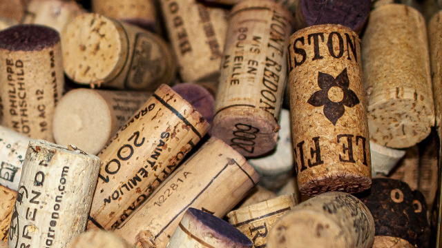 Por que os garçons dão a rolha do vinho para os clientes depois de abrir a garrafa?