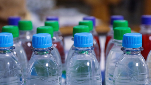 Anvisa interdita lote de água mineral por contaminação e determina retirada do mercado: veja qual é a marca