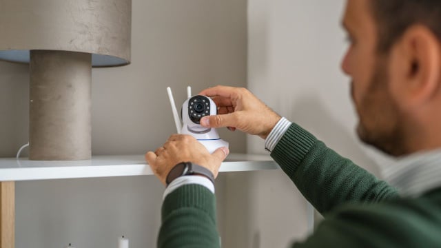 Escolher aparelhos de boa procedência, fazer a atualização do sistema e selecionar os locais de instalação fazem diferença na segurança das câmeras (Créditos: Shutterstock)