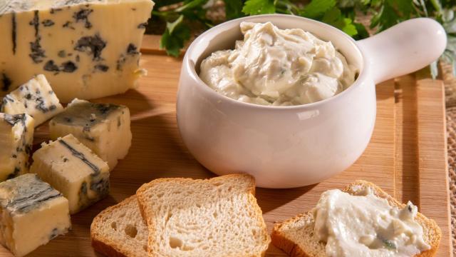 O patê de gorgonzola é perfeito como acompanhamento. (Créditos: Shutterstock)