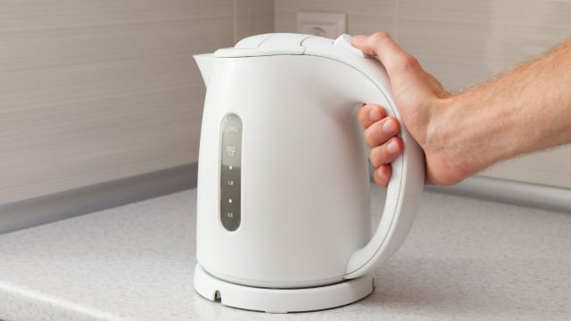 Tenha a chaleira sempre limpa com essas dicas (Créditos: Canva)