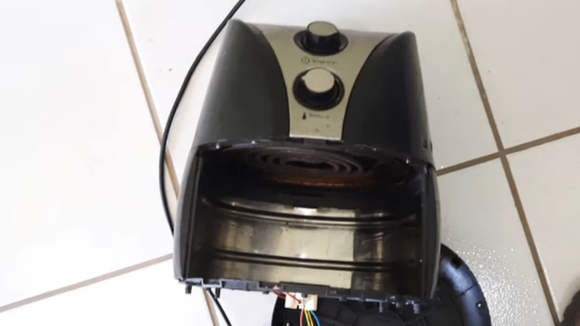Vídeo: veja como um técnico faz para consertar uma airfryer que não esquenta