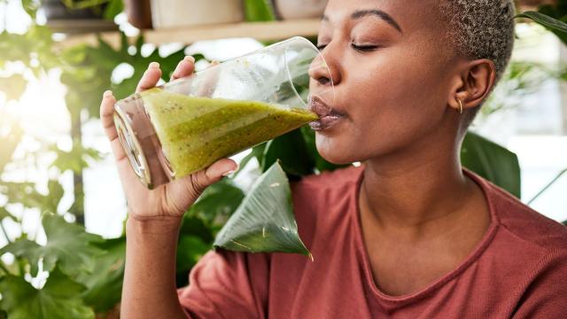 Suco hidratante de 3 ingredientes para começar o dia bem: fortalece sistema imune, melhora a digestão e regula a pressão