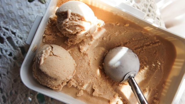 Transforme 1 pacote de gelatina em 3 litros de sorvete cremoso: faça o sabor que quiser com essa receita econômica