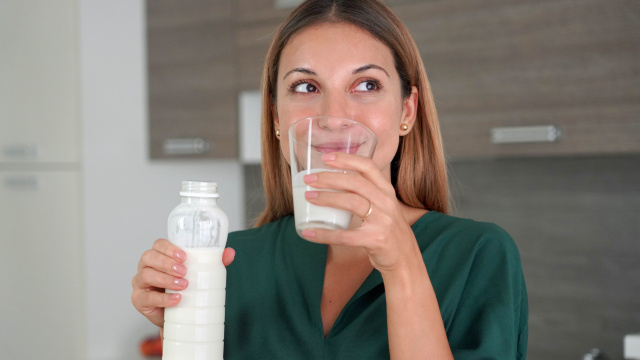 É melhor beber kefir antes de dormir? A ciência explica