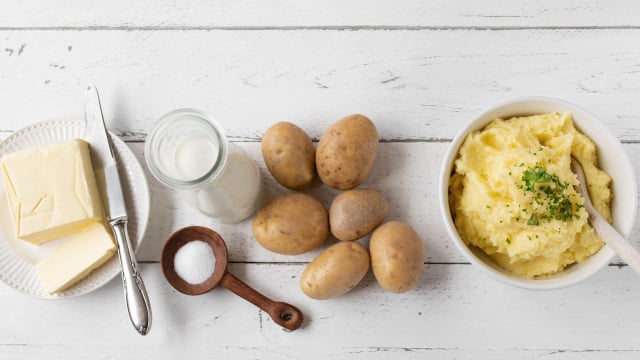 Idealmente, o leite deve estar aquecido ao ser adicionado às batatas amassadas e deve entrar depois da manteiga (Créditos: Shutterstock)