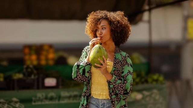 Quase ninguém sabe, mas existe um momento ideal para beber água de coco e aproveitar todos os seus nutrientes e benefícios