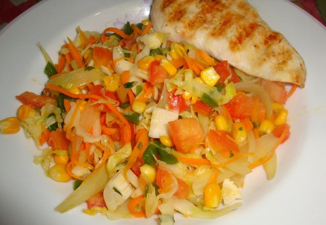 A salada tropical é perfeita para um almoço rápido e leve, e ela fica ainda mais gostosa acompanhada daquele peito de frango grelhado! (Créditos: TudoGotoso)