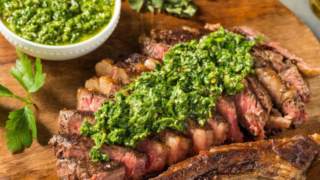 Como fazer chimichurri caseiro para carnes: uma receita rápida, com poucos ingredientes e passo a passo