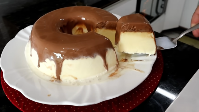 Pudim de sorvete com calda de chocolate: como fazer a sobremesa que surpreende, mas é fácil de fazer