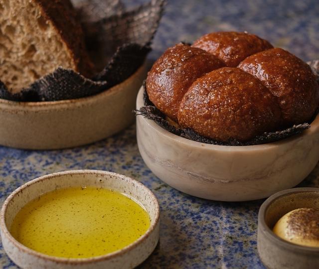 Já pensou pagar R$750 para comer pão? É o que um restaurante estrelado está cobrando! Entenda por quê