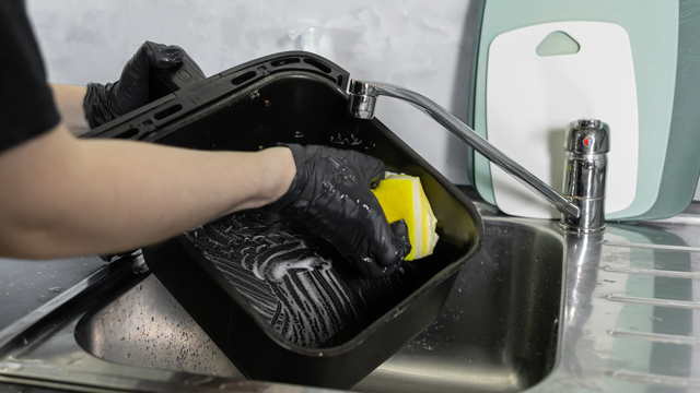 Parece uma boa ideia, mas sua airfryer pode estar perdendo o antiaderente por causa desse erro de limpeza e o TudoGostoso explica o motivo