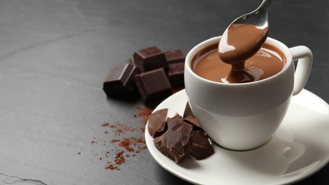 Em vez de erva-cidreira, que tal chocolate quente? Veja como essa bebida pode aliviar a tensão