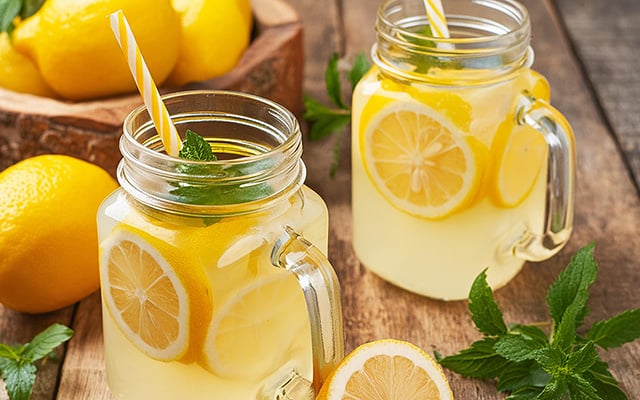 6 ingredientes para adicionar à sua limonada e obter uma bebida refrescante com o dobro dos benefícios