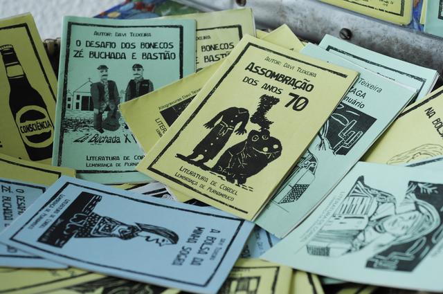Cordel, ou folheto, faz parte da literatura popular brasileira. 