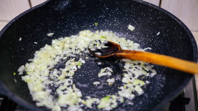 Cebola dourada antes da carne cria uma base aromática para o prato inteiro. (Foto: Shutterstock)