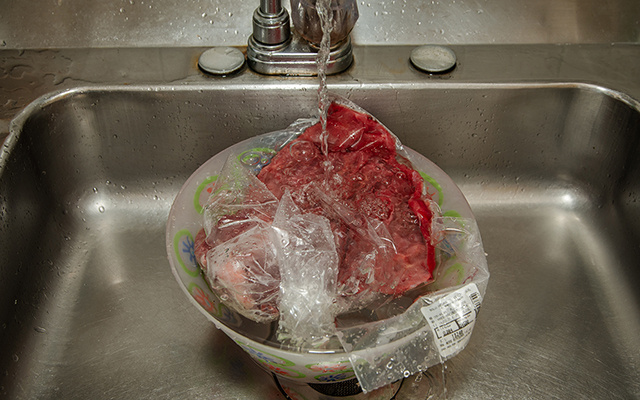 Nunca mais descongelei carne fora da geladeira depois que aprendi o jeito certo com um biomédico brasileiro