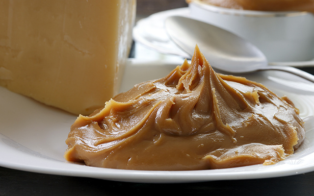 Doce de leite caseiro com 4 ingredientes que aprendi com um argentino: receita é pura cremosidade e sabor, uma das melhores do mundo