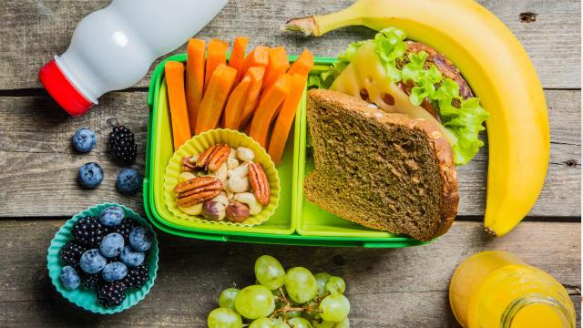 É isso que você está fazendo errado no lanche do seu filho: truque de como servir o sanduíche faz a criança comer tudo!